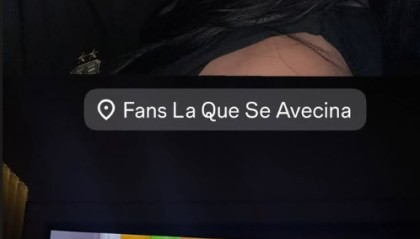 🤍亚马尔女友晒照，相拥一起看西班牙情景喜剧