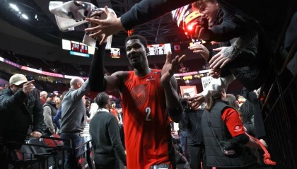 记者：艾顿认为东契奇是NBA最好的组织者，并希望和他取得成功