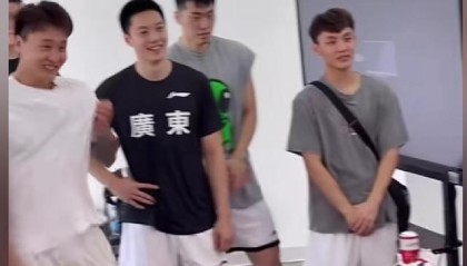 开云体育官方网-老六!广东全运男篮集结为焦泊乔庆生,赵睿周鹏老登拍蛋糕眉飞色舞