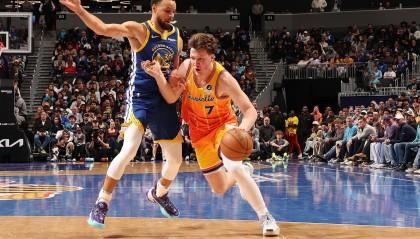 单季20分且三项命中率至少50/40/100%场数：库里前2 克尼佩尔第3